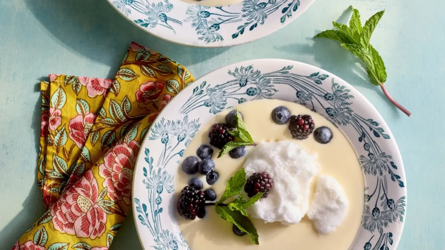Île flottante aux fruits rouges