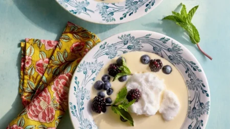 Île flottante aux fruits rouges : le dessert de grand-mère ultra simple qui fait son effet à table Île flottante aux fruits rouges