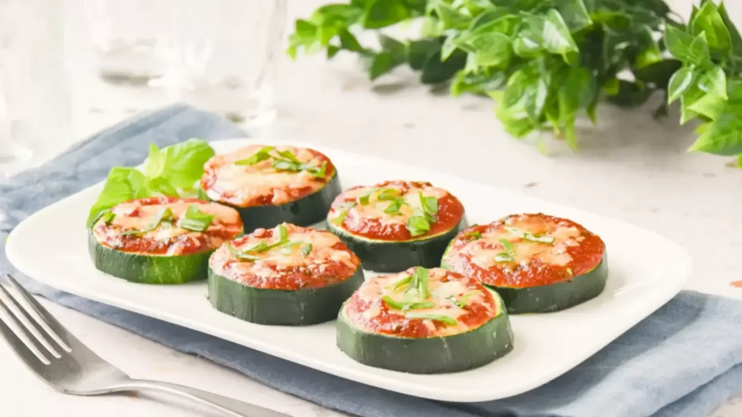 Mini-pizzas aux courgettes : la collation de rentrée que les enfants vont adorer Mini-pizzas aux courgettes