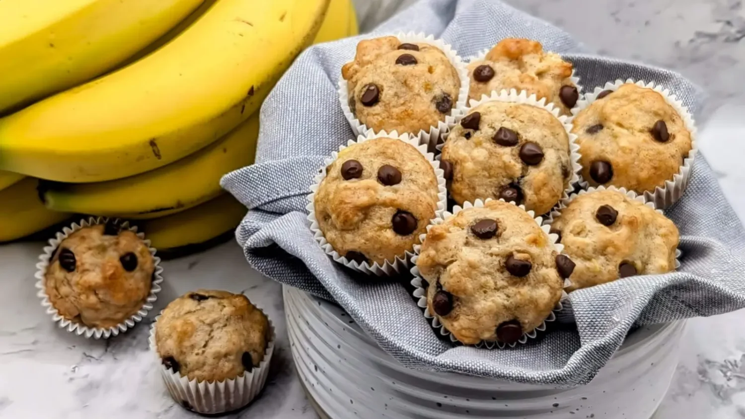 Muffins banane-chocolat : l’astuce anti-gaspi pour transformer 3 bananes trop mûres en goûters pour toute la semaine Muffins banane chocolat