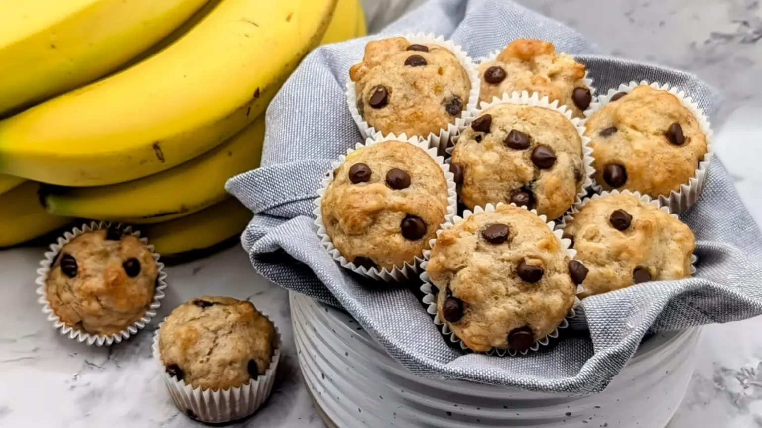 Muffins banane-chocolat : l’astuce anti-gaspi pour transformer 3 bananes trop mûres en goûters pour toute la semaine Muffins banane chocolat