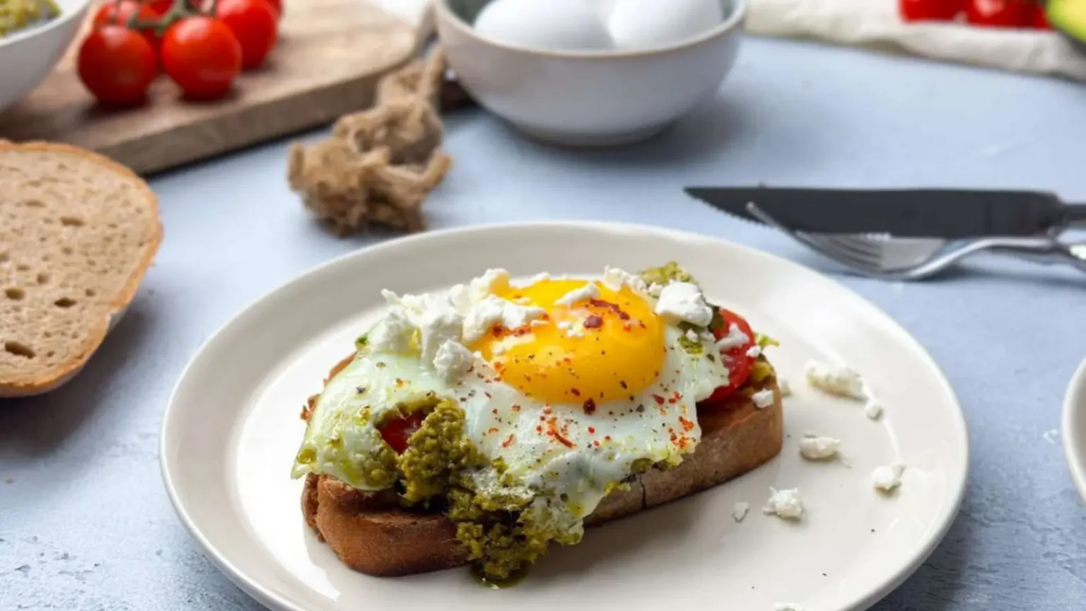 Œufs au pesto sur tartines : le petit-déjeuner facile qui a tout d’un brunch de restaurant Œufs au pesto sur tartines