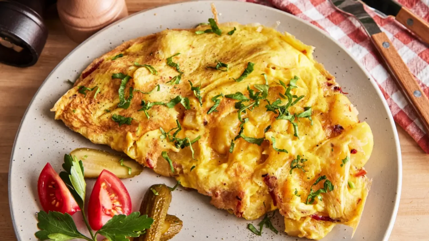 Omelette aux pommes de terre et fromage : le petit-déjeuner ultra réconfortant Omelette aux pommes de terre