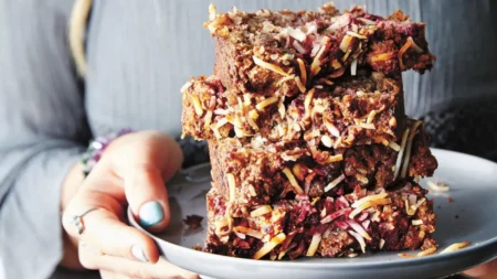 Pain aux framboises et noix de coco : ce cake du dimanche est aussi beau que moelleux Pain aux framboises et noix de coco