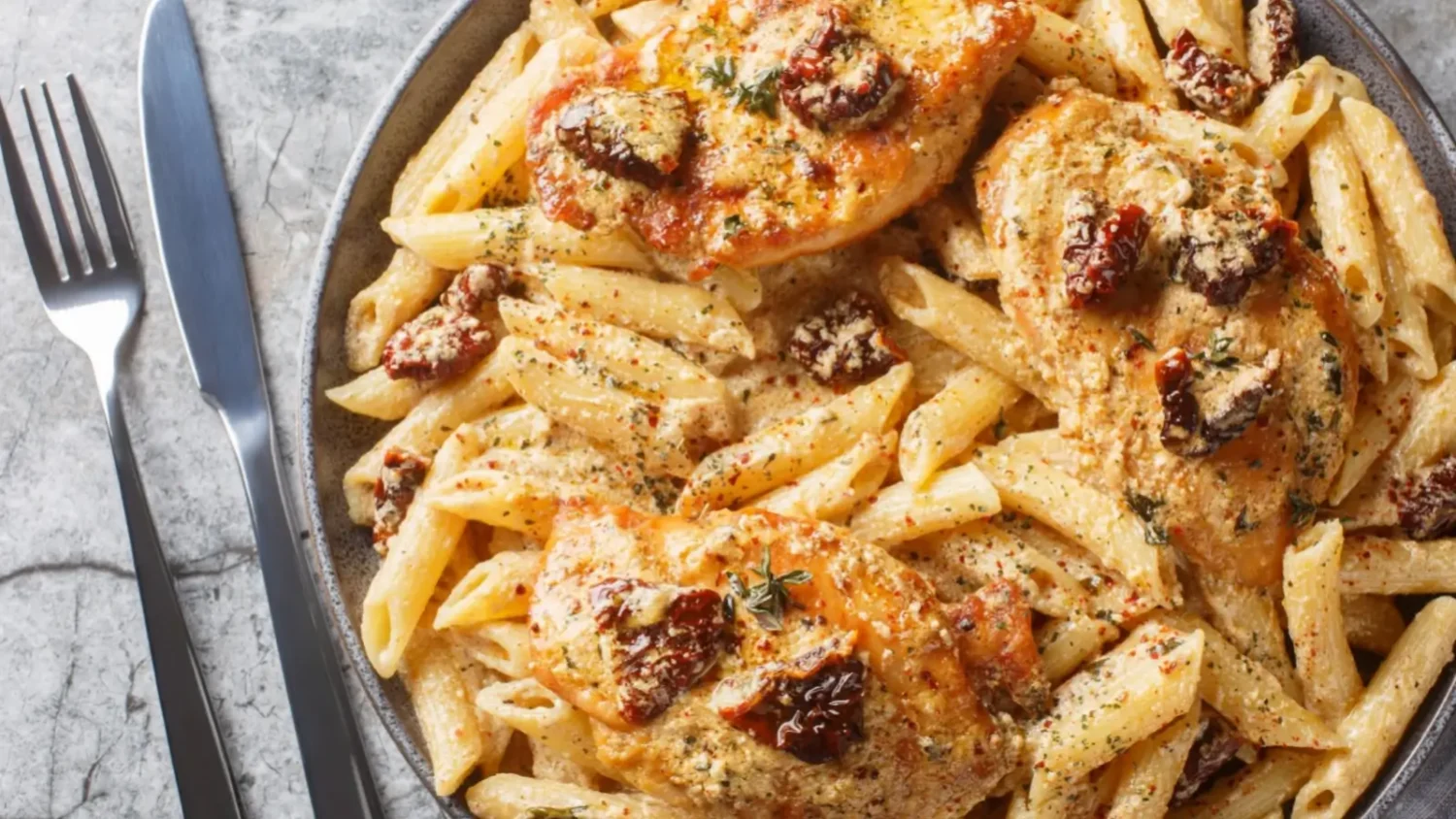 Penne au poulet et tomates séchées : la sauce crémeuse qui change tout Penne crémeuses au poulet et tomates séchées