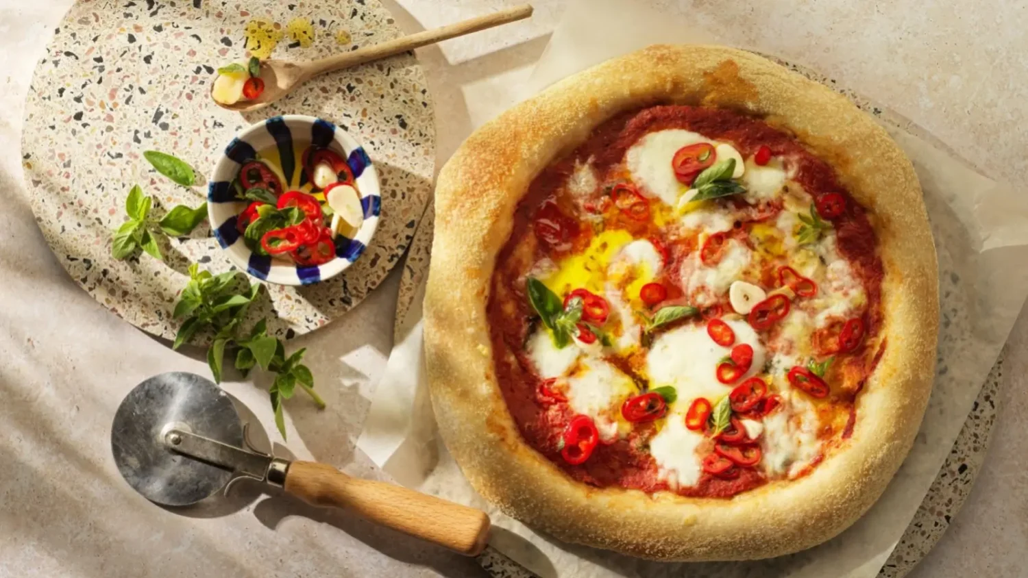 Pizza Margherita épicée : le piment frais qui change tout Pizza margherita épicée