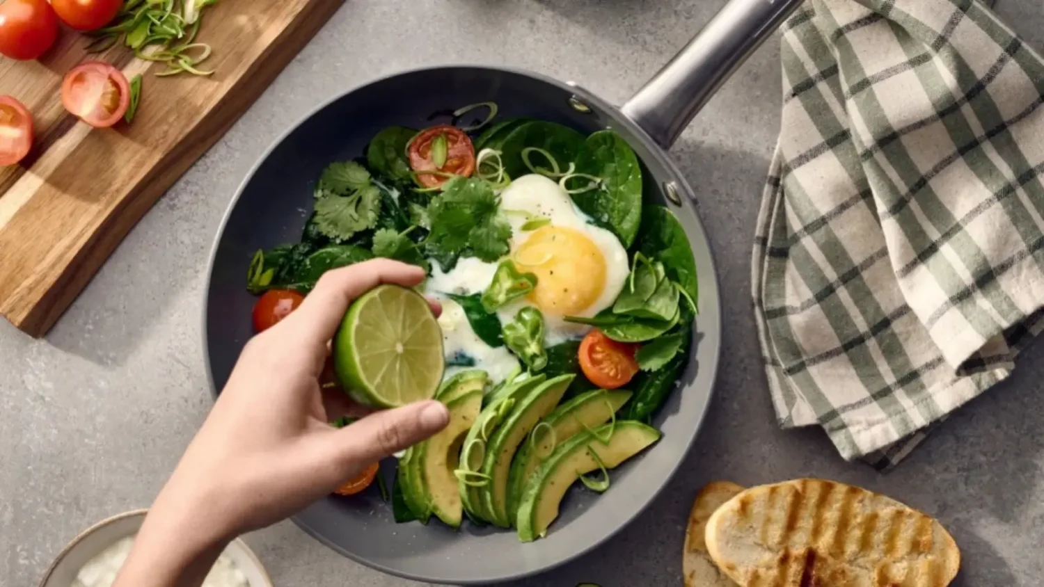 Poêlée avocat œuf petit-déjeuner