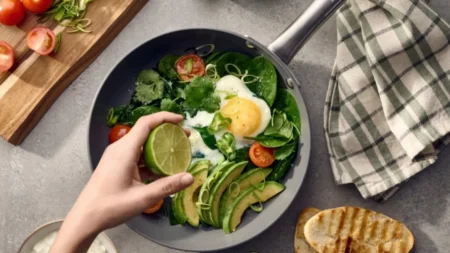 J’ai remplacé mes tartines du matin par cette poêlée avocat-œuf : 10 minutes et plus faim jusqu’à midi Poêlée avocat œuf petit-déjeuner
