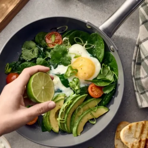 Poêlée avocat œuf petit-déjeuner