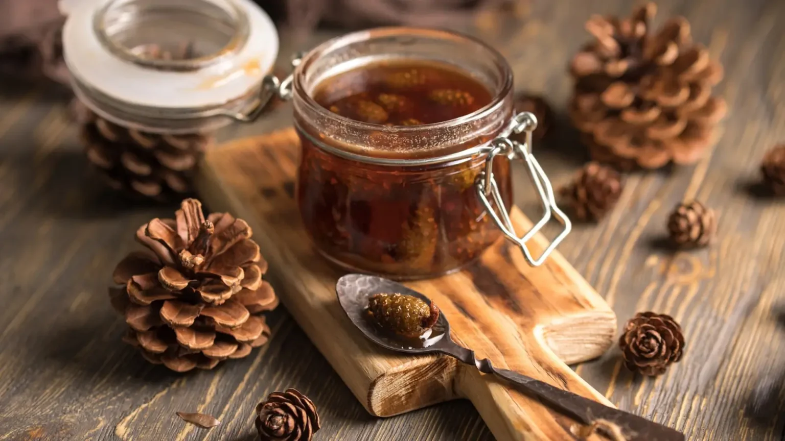 Pommes de pin confites au sirop : le dessert de forêt que personne ne croit comestible Pommes de pin confites dans un sirop ambré
