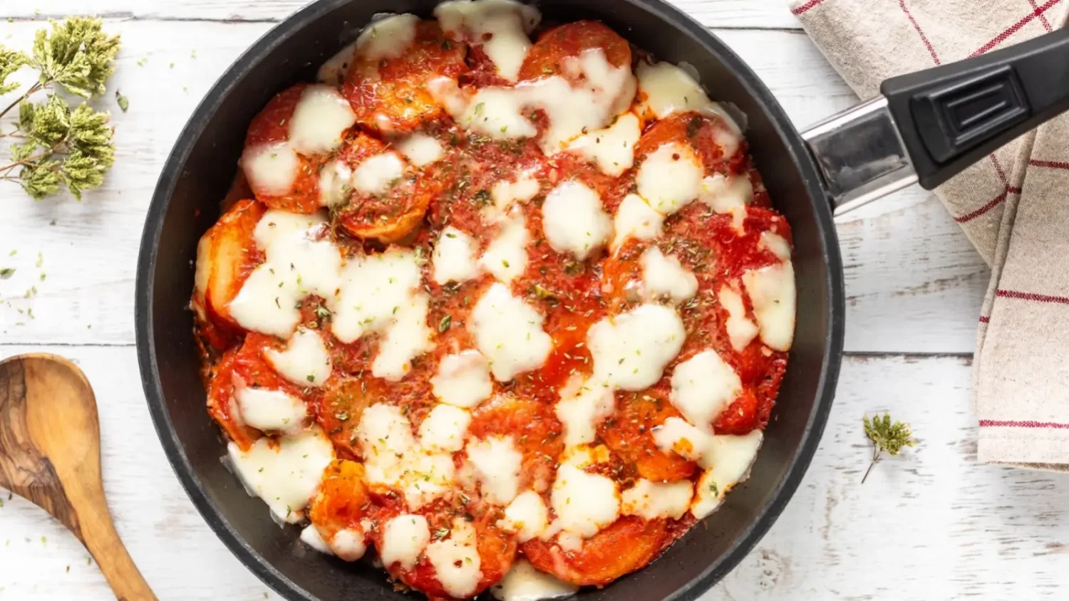 Pommes de terre à la pizzaiola : le gratin ultra-réconfortant qui change de la pizza Pommes de terre à la pizzaiola