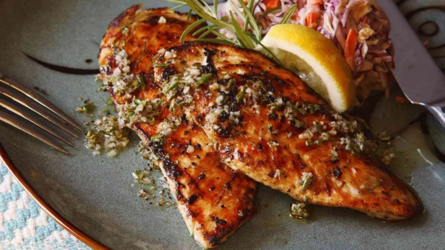 Poulet grillé méditerranéen : une viande tendre et parfumée Poulet grillé méditerranéen