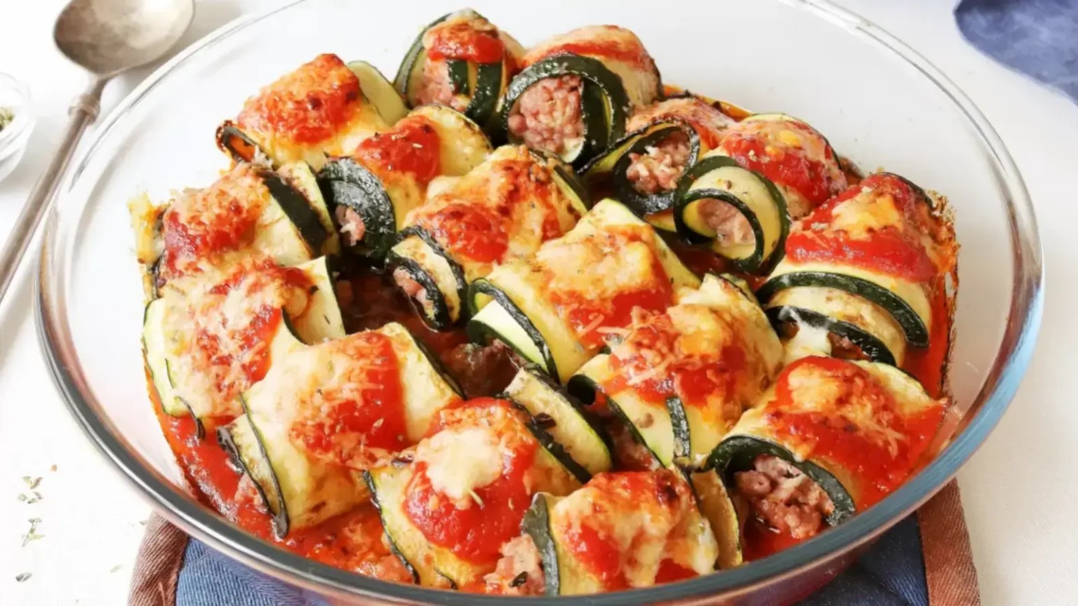 Rouleaux de courgette à la viande : le gratin fondant qui remplace les lasagnes Rouleaux de courgette à la viande