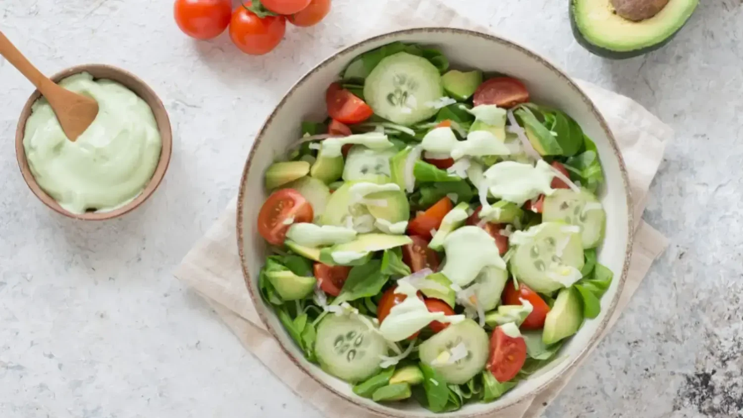 Salade concombre-avocat-tomate : la recette fraîche et crémeuse prête en 15 minutes Salade concombre avocat tomate