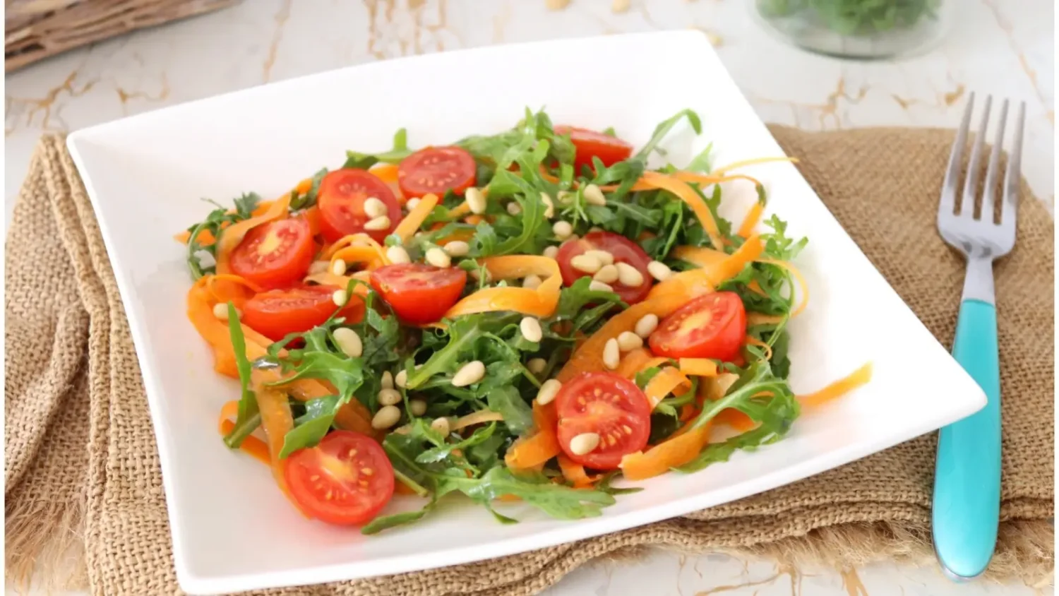 Salade de roquette, carottes et pignons : le détail qui change tout Salade de roquette carottes