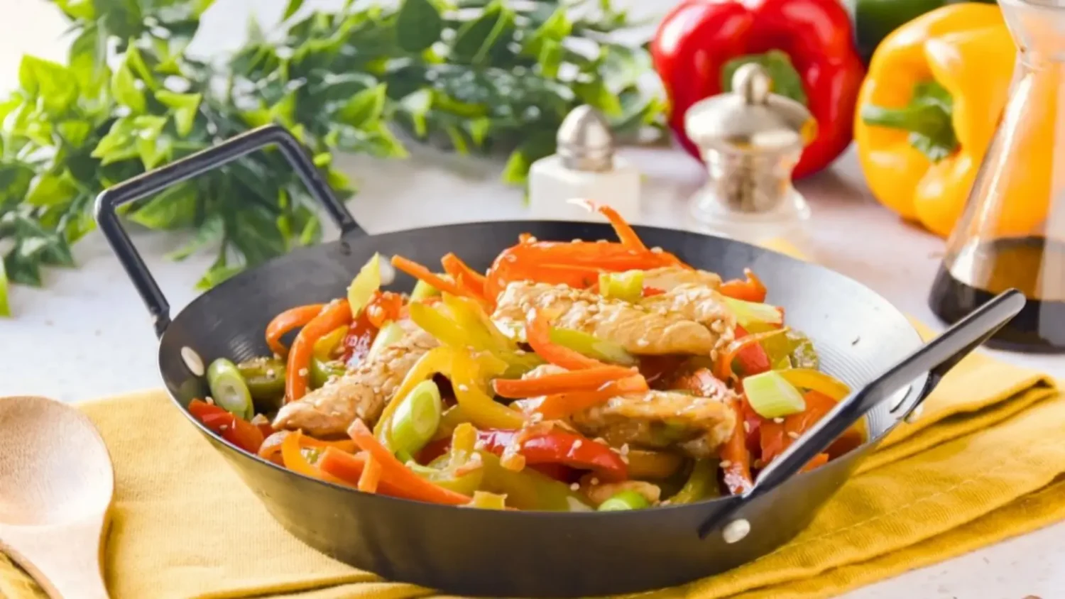 Sauté de poulet aux légumes : le plat express au wok prêt en 20 minutes Sauté de poulet aux légumes