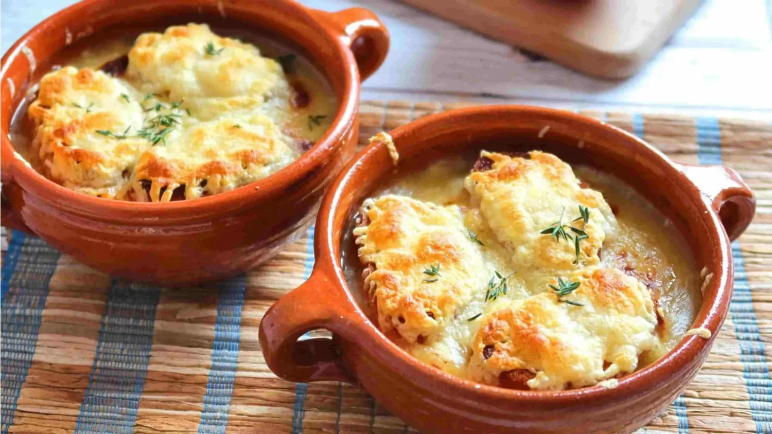 Soupe à l’oignon gratinée : l’astuce pour une croûte de fromage parfaite Soupe à l’oignon gratinée