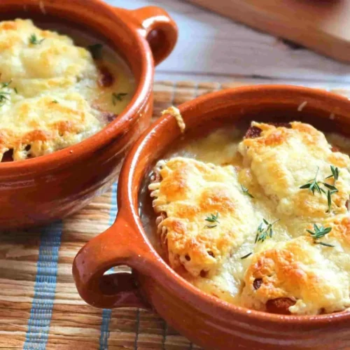 Soupe à l’oignon gratinée