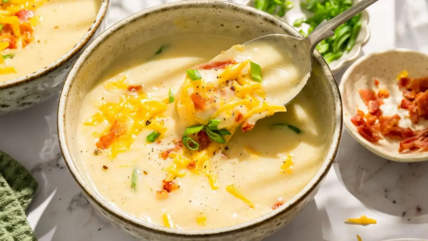 Soupe de pommes de terre crémeuse : le secret pour la rendre ultra-onctueuse Soupe crémeuse de pommes de terre