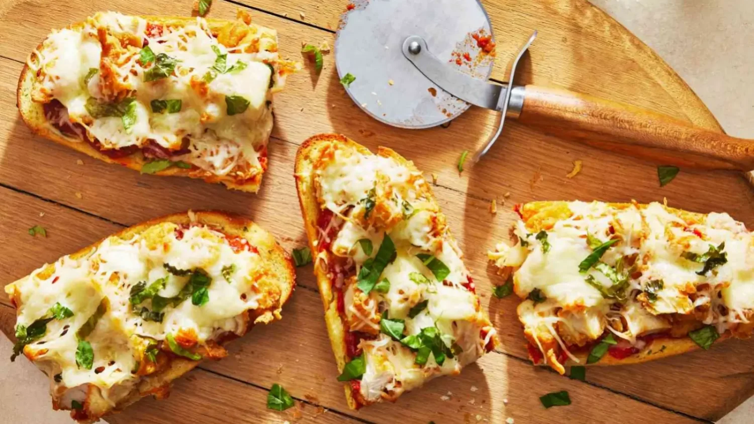 Tartines façon pizza au poulet Parmesan : l’astuce croustillante avec du pain rassis Tartines façon pizza au poulet
