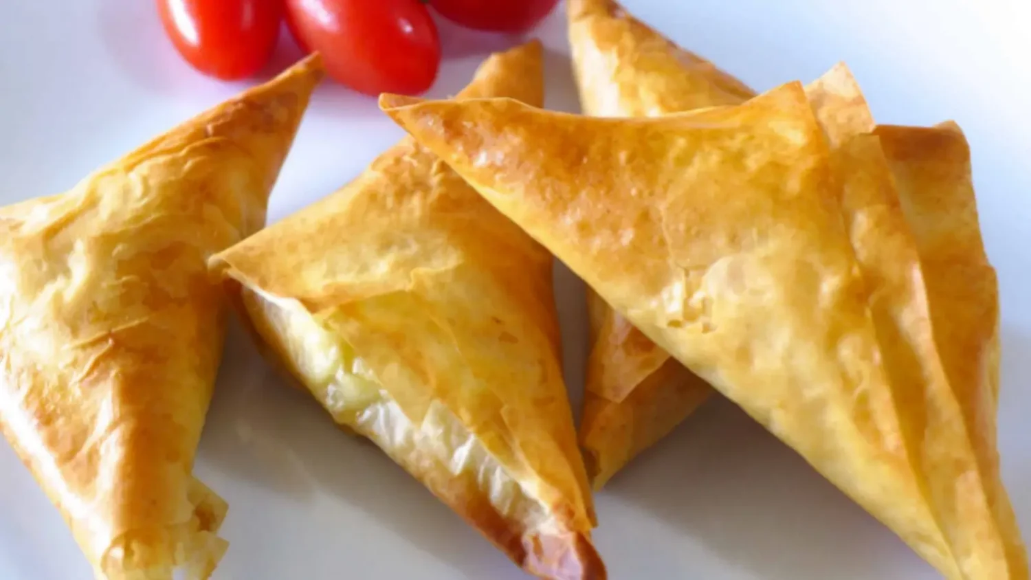 Tiropitakia : ces petits triangles grecs au fromage sont incroyablement croustillants Tiropitakia