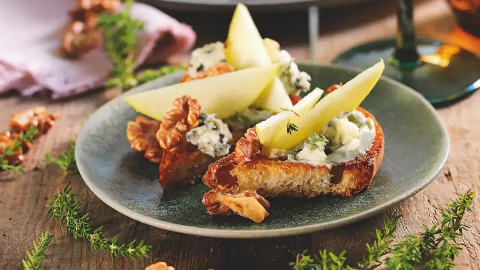 Toasts au roquefort, pommes et noix : l’apéro facile qui fait toujours son effet Toasts au roquefort