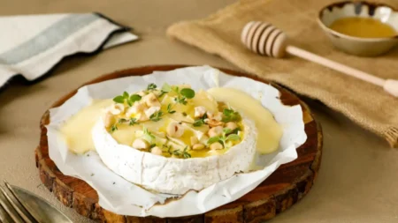 Camembert au four : l’astuce pour le rendre ultra-fondant avec miel et noisettes Camembert au four