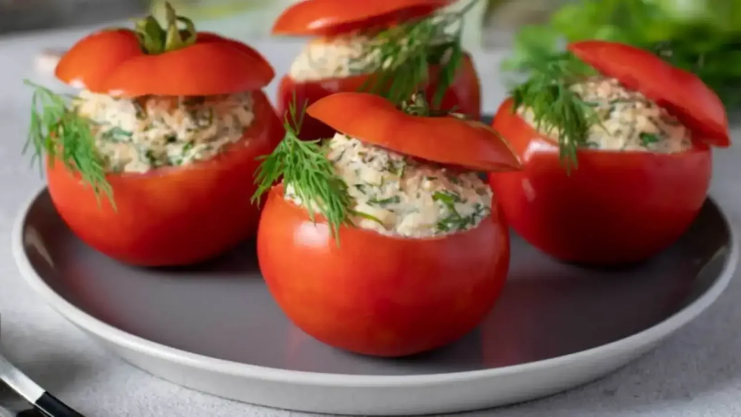Tomates farcies au thon sans mayo : la recette fraîche et healthy de l’été Tomates farcies au thon sans mayonnaise