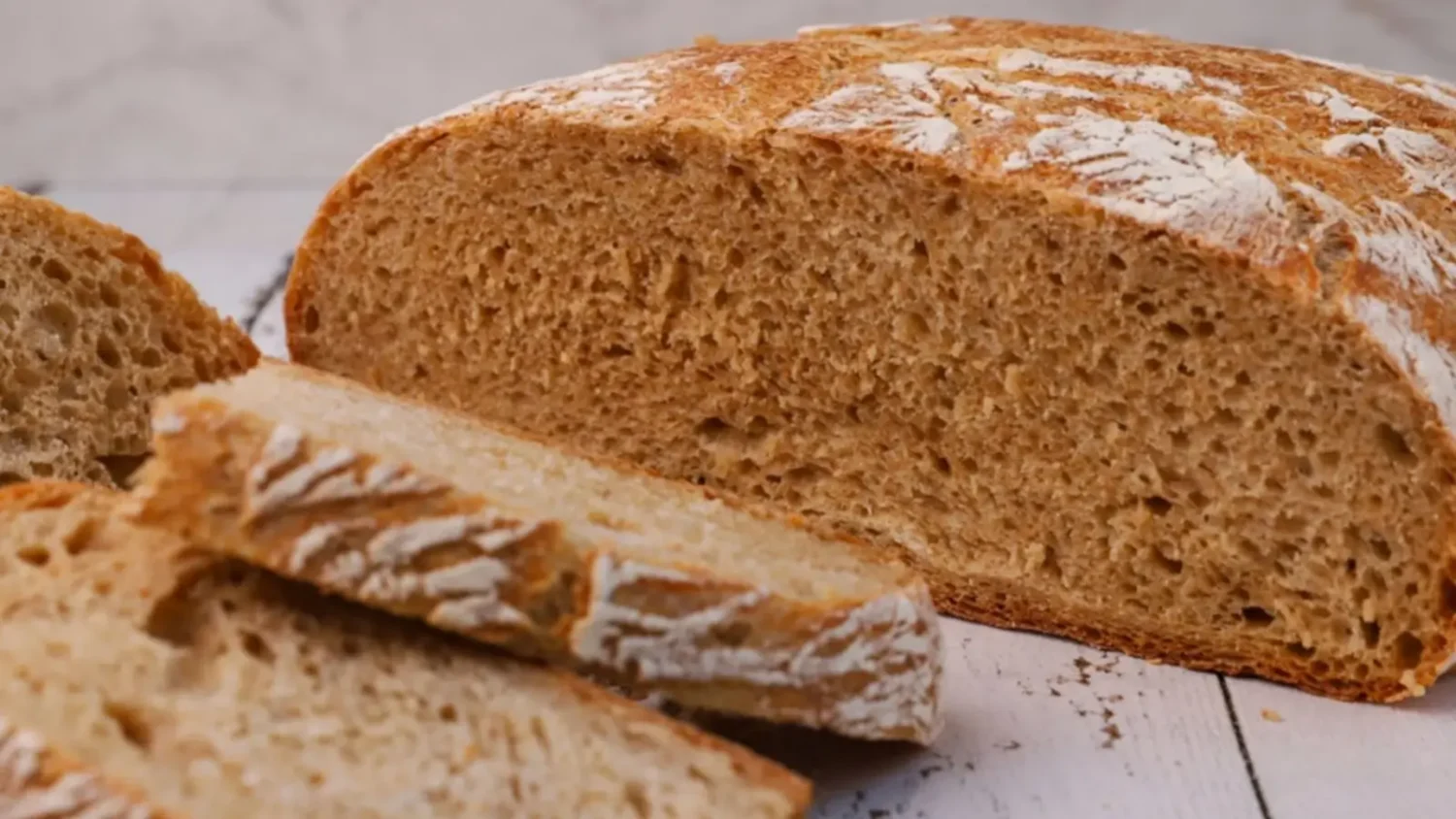 Pain complet maison : la recette rustique à la mie dense et croûte farinée Pain complet maison