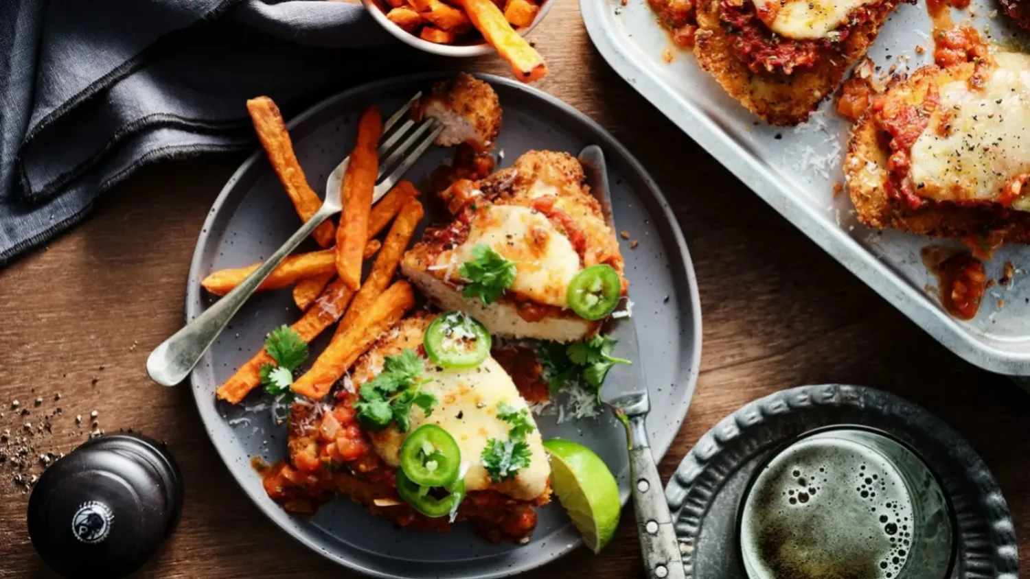 Poulet parmigiana à la mexicaine : le plat ultra réconfortant qui réveille le chicken parm Poulet parmigiana à la mexicaine