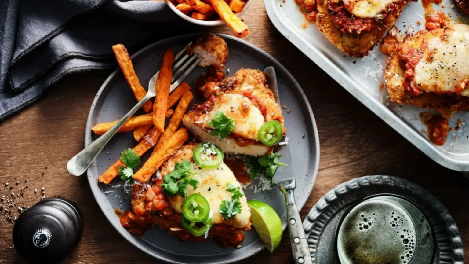 Poulet parmigiana à la mexicaine : le plat ultra réconfortant qui réveille le chicken parm Poulet parmigiana à la mexicaine