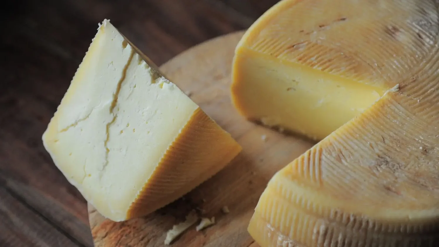Rappel Carrefour : un cantal au lait cru contaminé à l’E. coli, vérifiez le lot 26208S dans votre frigo Cantal au lait cru rappelé chez Carrefour pour E. coli
