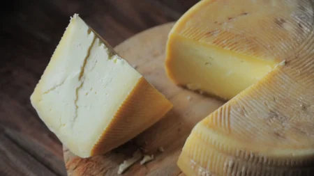 Rappel Carrefour : un cantal au lait cru contaminé à l’E. coli, vérifiez le lot 26208S dans votre frigo Cantal au lait cru rappelé chez Carrefour pour E. coli