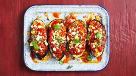 Aubergines rôties à la tomate et à la feta : le détail qui change tout Aubergines rôties à la tomate et feta