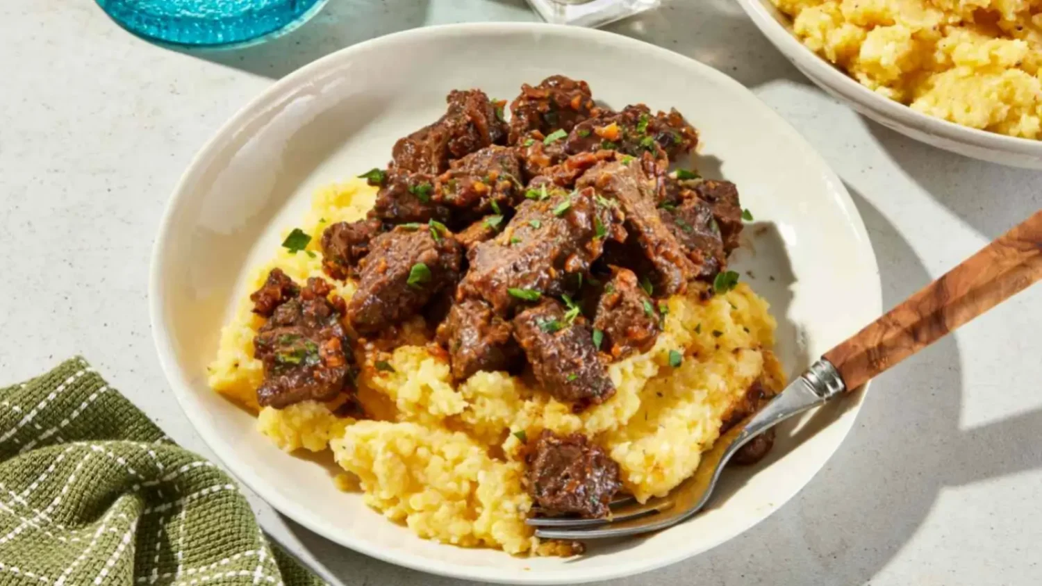 Bouchées de bœuf à l’ail : l’astuce pour une viande ultra-tendre sur purée Bouchées de bœuf à l’ail