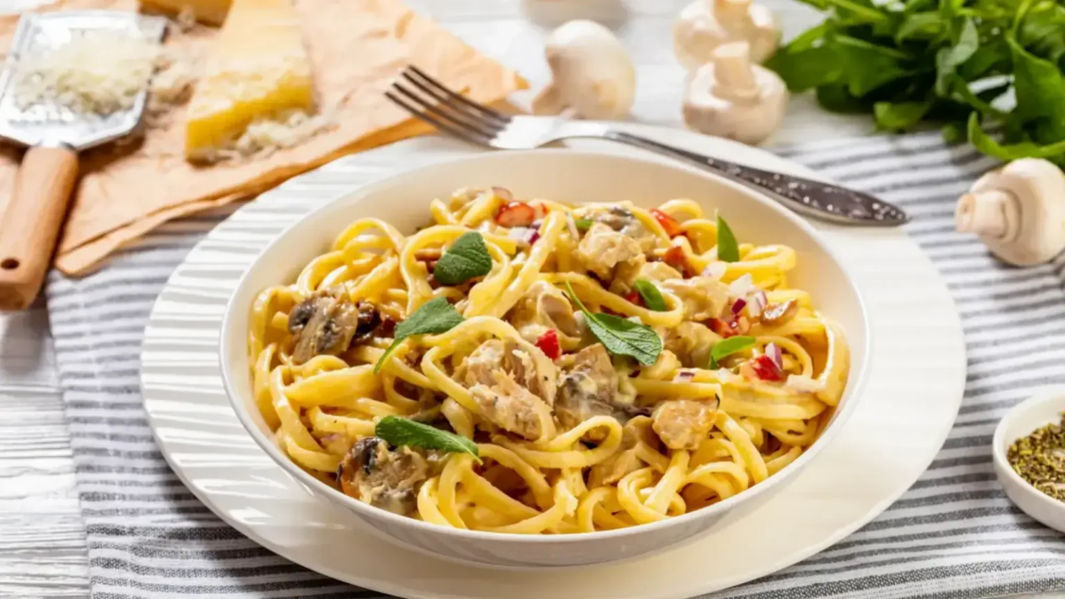 Linguine crémeuses au poulet : le détail qui fait dorer les champignons Linguine crémeuses au poulet