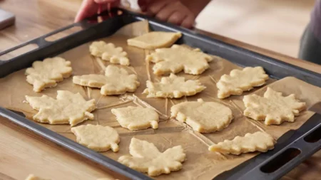 Sablés aux feuilles d’automne : le détail qui leur donne une forme parfaite Sablés aux feuilles d’automne