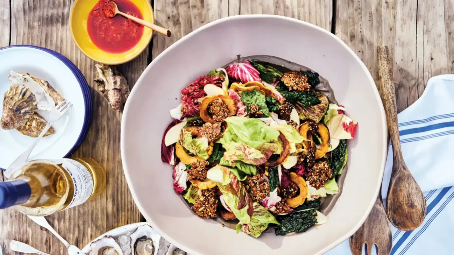 Le secret de cette salade d’automne ? Un granola salé maison et une vinaigrette à la betterave Salade d’automne à la courge