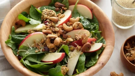 Salade d’épinards aux pommes : le granola salé qui change tout Salade d’épinards aux pommes
