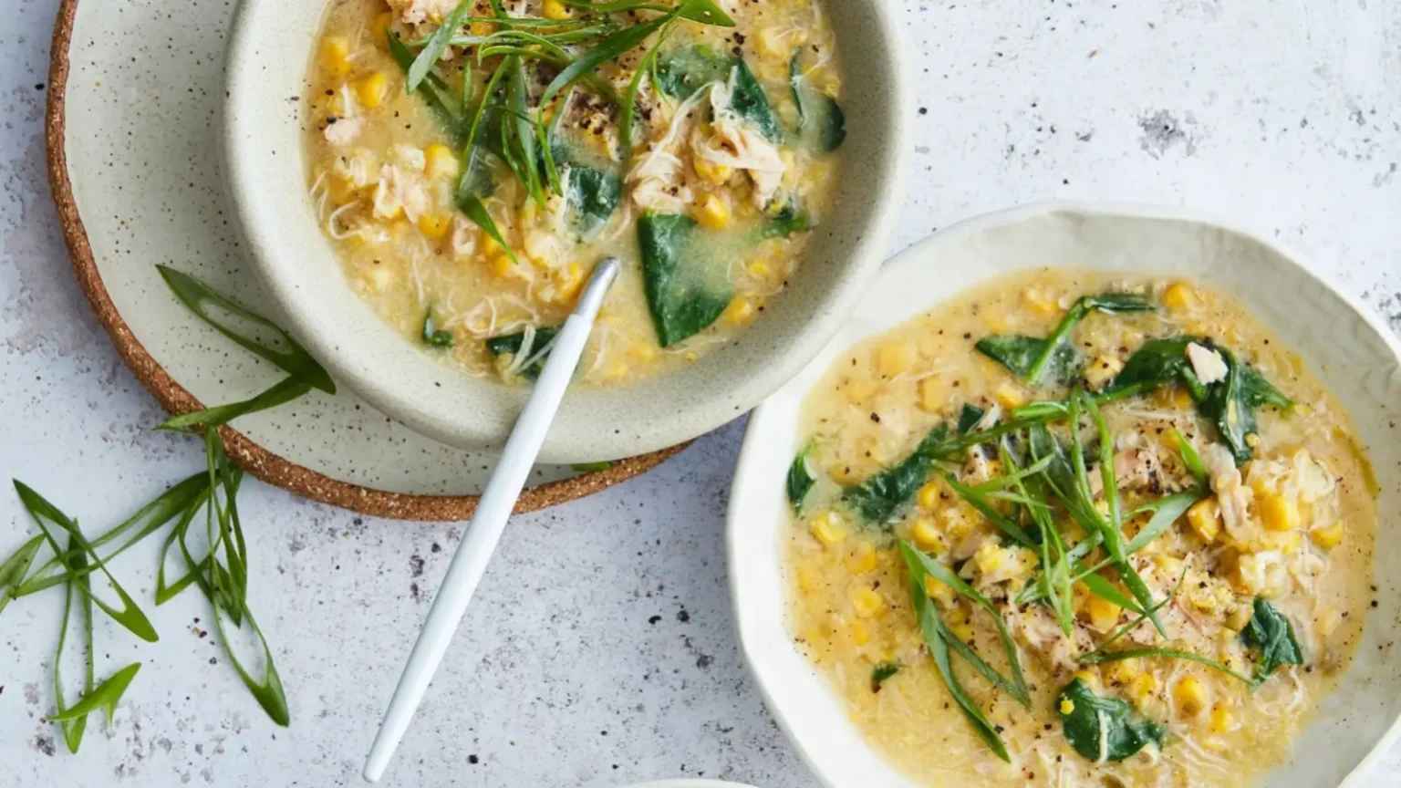 Soupe au poulet et au maïs : l’astuce qui la rend soyeuse sans crème Soupe au poulet et au maïs