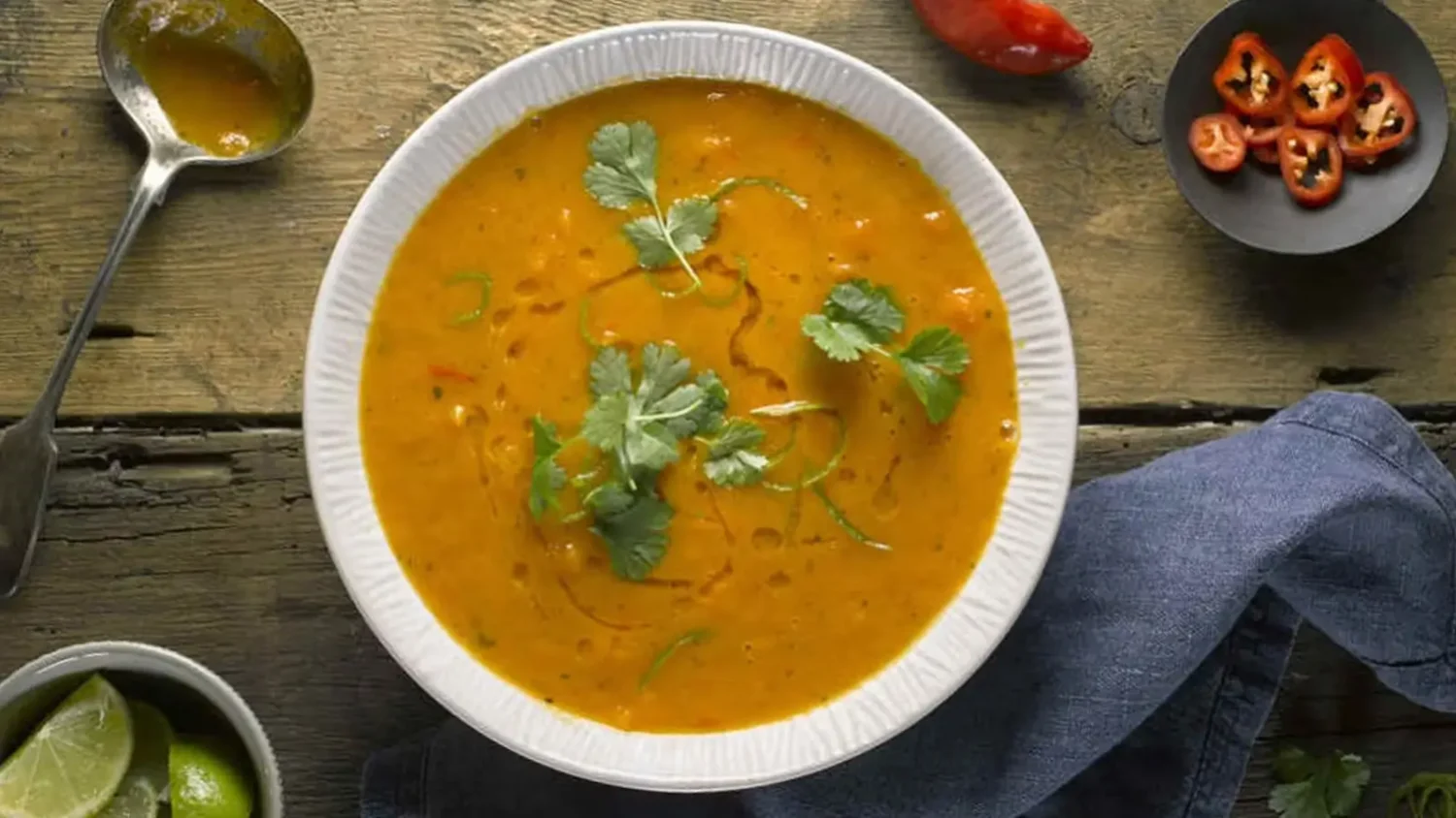 Soupe de courge au lait de coco : l’astuce qui la rend ultra-onctueuse Soupe de courge au lait de coco