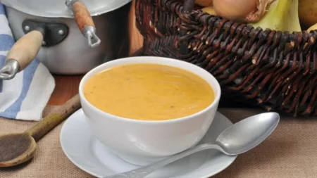 Soupe d’automne : le geste qui lui donne une texture ultra-crémeuse Soupe de légumes d’automne