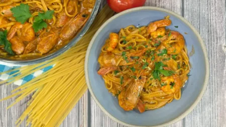 Spaghettis aux crevettes : l’astuce pour une sauce tomate pleine de goût Spaghettis aux crevettes