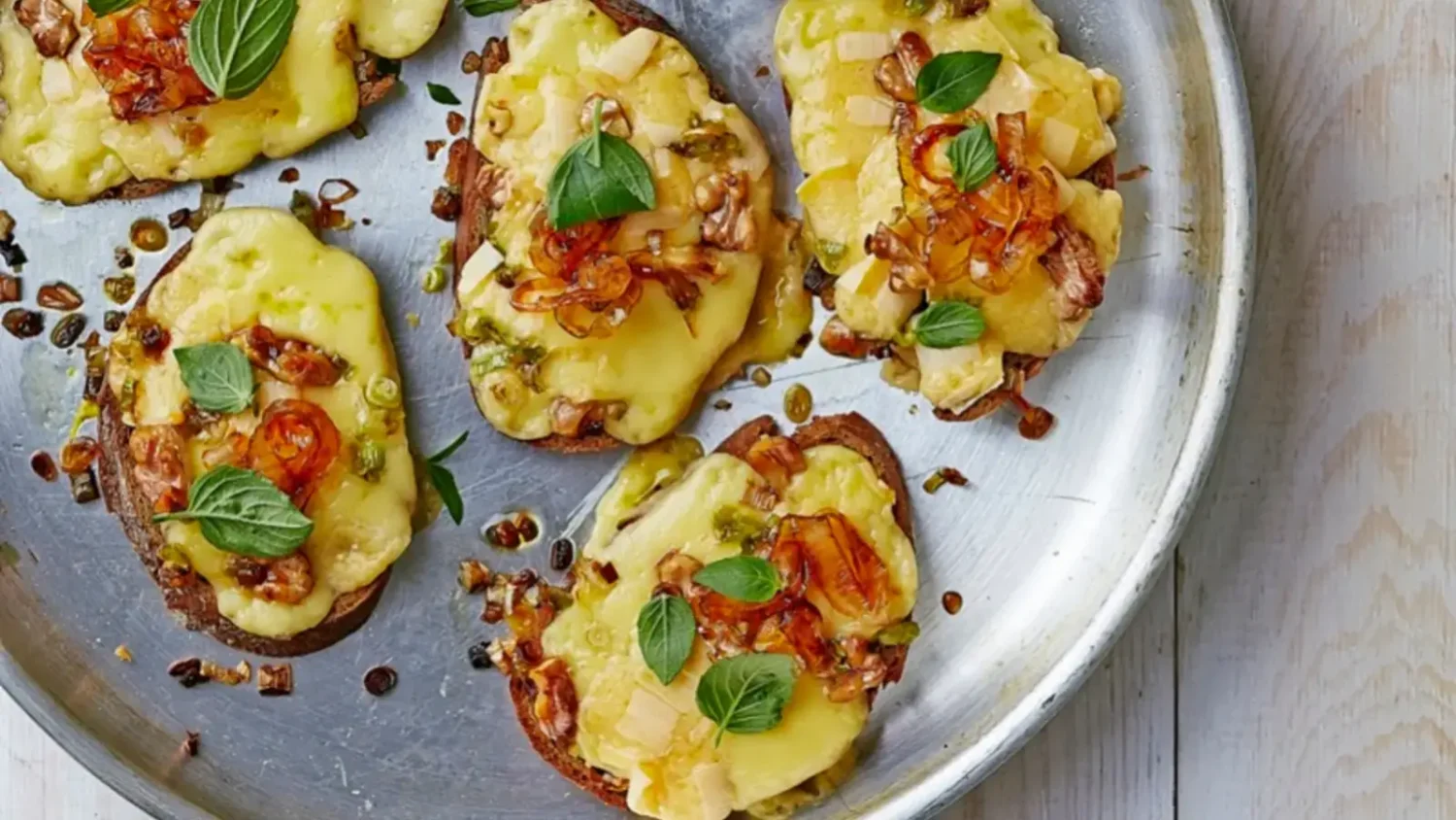 Tartine gratinée aux tomates cerises : l’astuce qui change tout Tartine gratinée aux tomates cerises