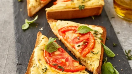 Tartine tomate-mozzarella gratinée, façon bruschetta Tartine tomate mozzarella gratinée